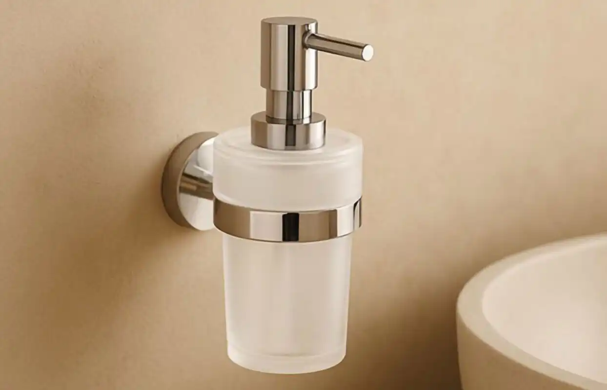 Ντισπένσερ και σαπουνοθήκη GROHE σε σύγχρονο μπάνιο