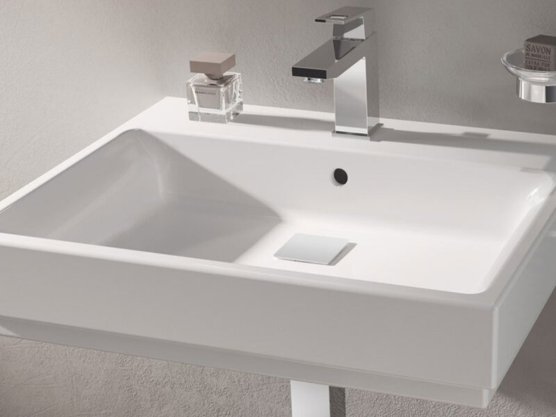 Επίτοιχος νιπτήρας GROHE σε modern bathroom interior