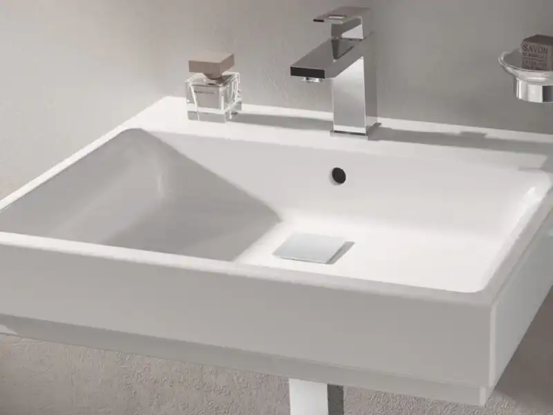 Επίτοιχος νιπτήρας GROHE σε modern bathroom interior