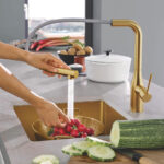 ESSENCE ΜΠΑΤΑΡΙΑ ΝΕΡΟΧΥΤΗ ΜΟΝΟΥ ΜΟΧΛΟΥ BRUSHED COOL SUNRISE 30270GN0 GROHE - Image 3