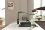 ΜΠΑΤΑΡΙΑ ΚΟΥΖΙΝΑΣ BLUE PURE MINTA ΜΕ ΝΤΟΥΣ ΚΑΙ ΦΙΛΤΡΟ ΝΕΡΟΥ ΨΗΛΗ PHANTOM BLACK 30590KF0 GROHE - Image 5
