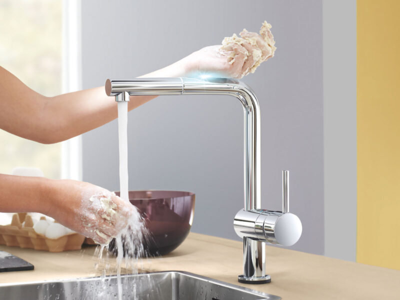 Ηλεκτρονική μπαταρία κουζίνας GROHE σε premium κουζίνα